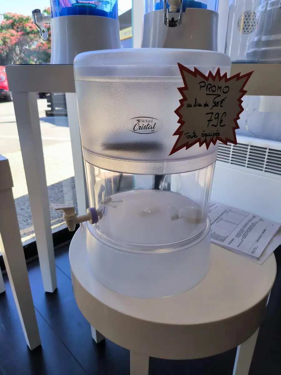 Fontaine filtrante Stéfani Cristal Plus présentée avec étiquette promotionnelle