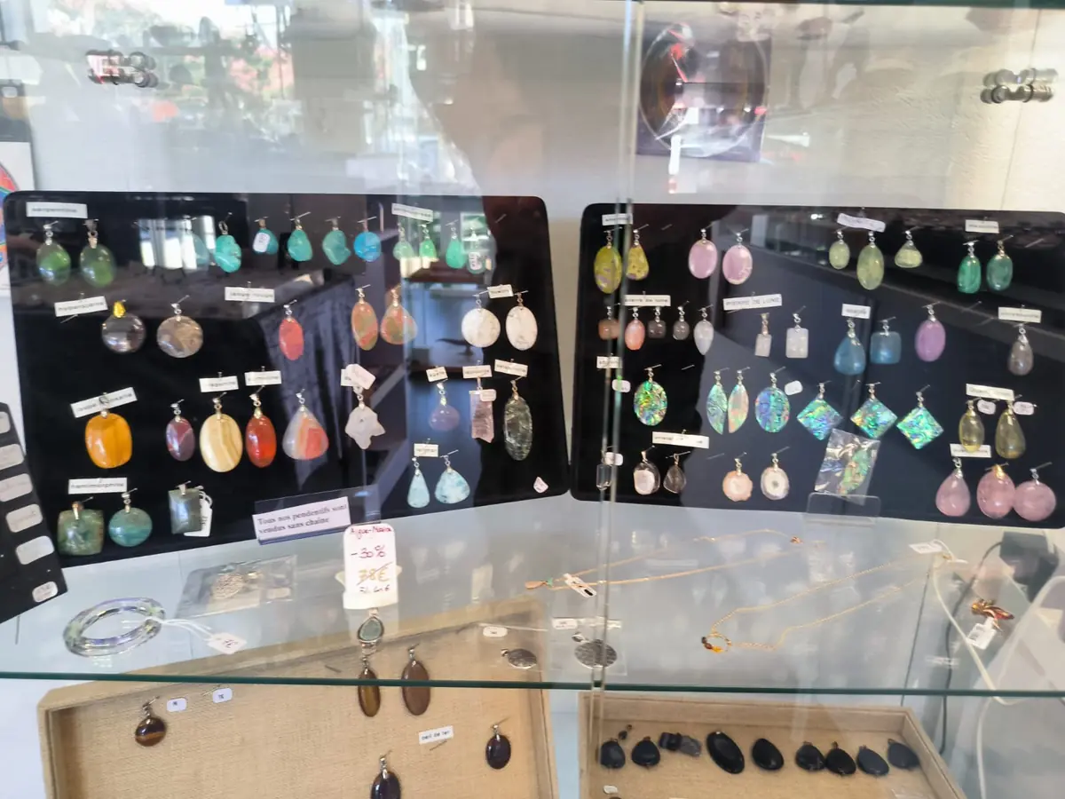Boucles d'oreilles et pendentifs en pierres semi-précieuses