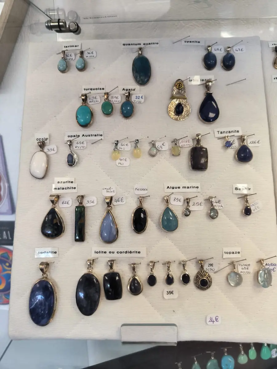 Pendentifs en larimar, tanzanite, saphir et lapis-lazuli