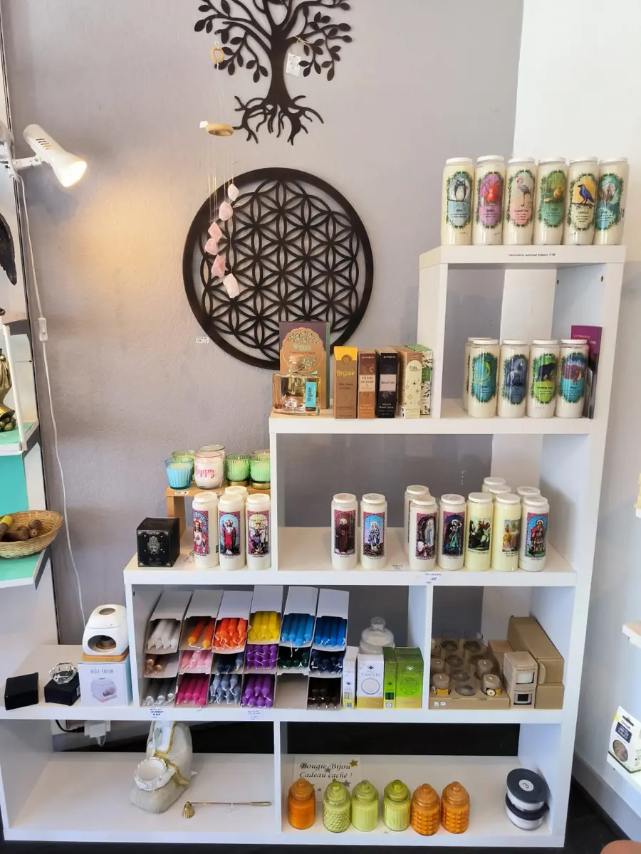 Étagère de bougies votives illustrées et bougies colorées d'ambiance