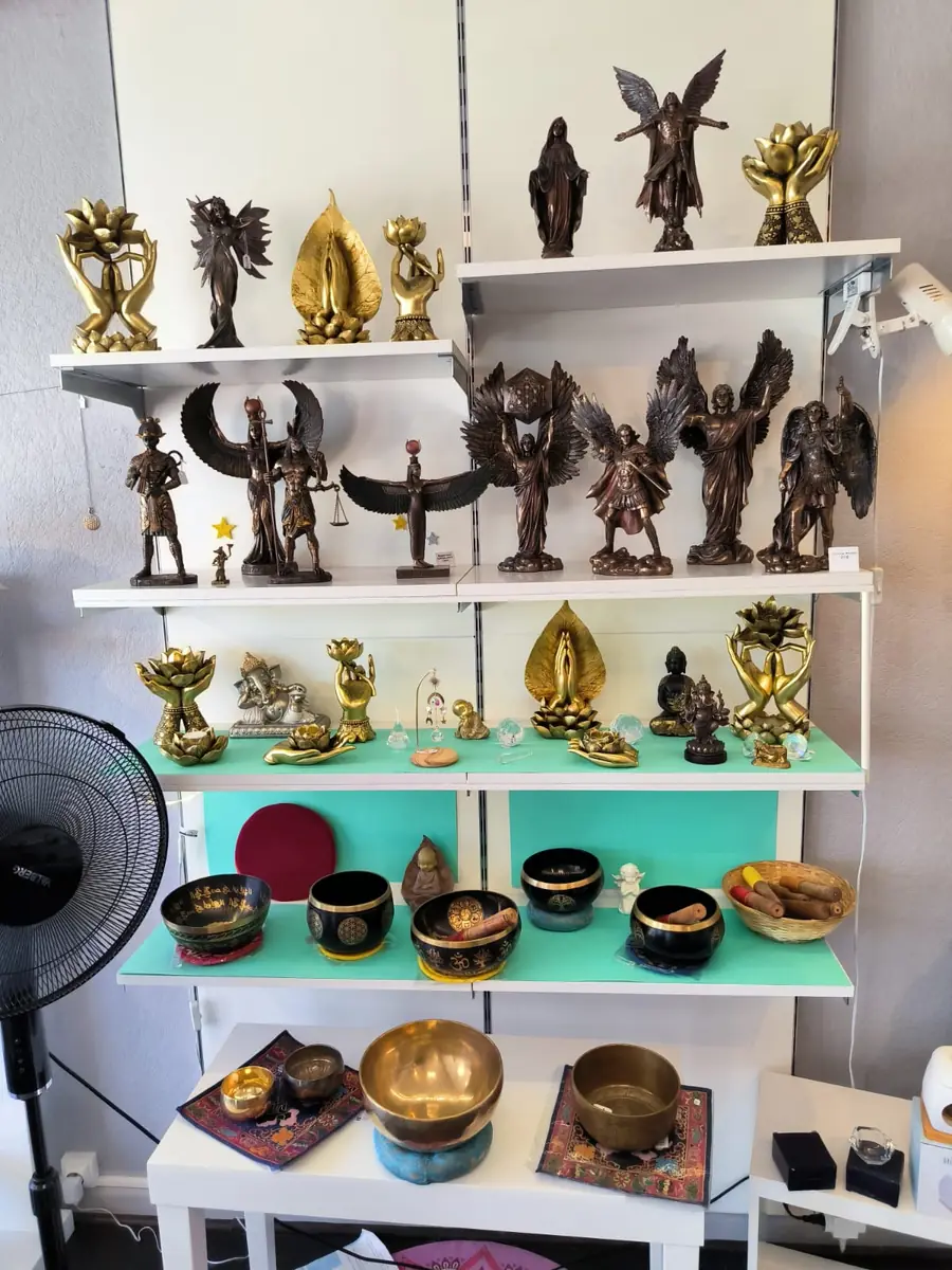 Statuettes d'anges, de bouddhas et bols chantants tibétains