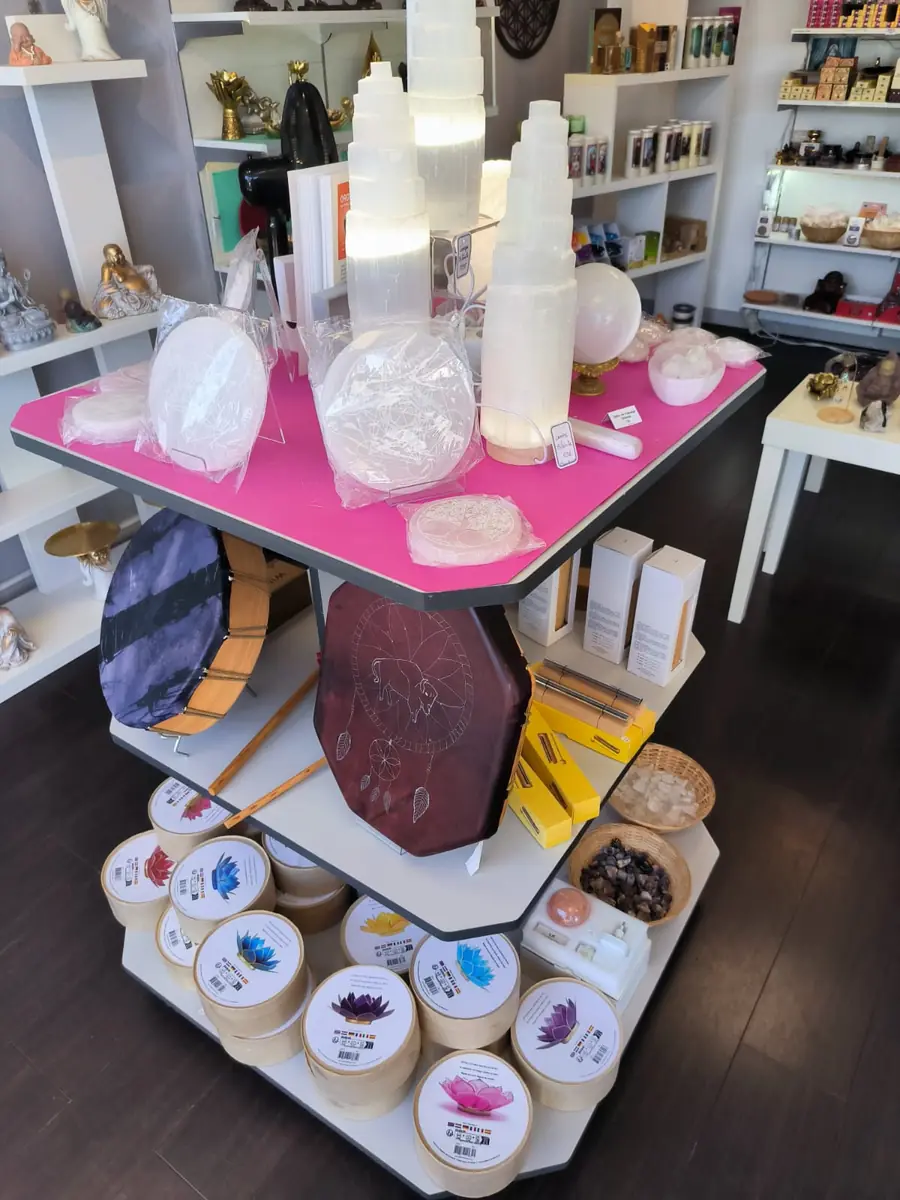Lampes en tours de sélénite, disques décoratifs et tambours chamaniques