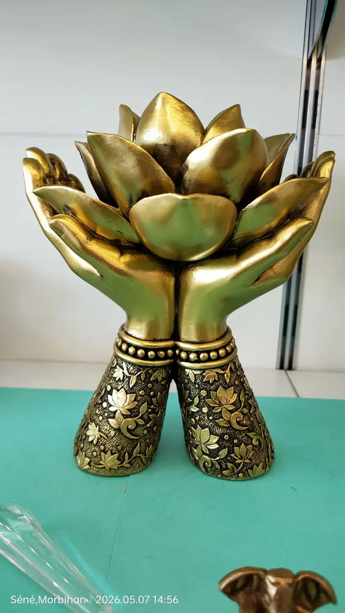 Statuette en résine dorée de mains ouvertes tenant une fleur de lotus