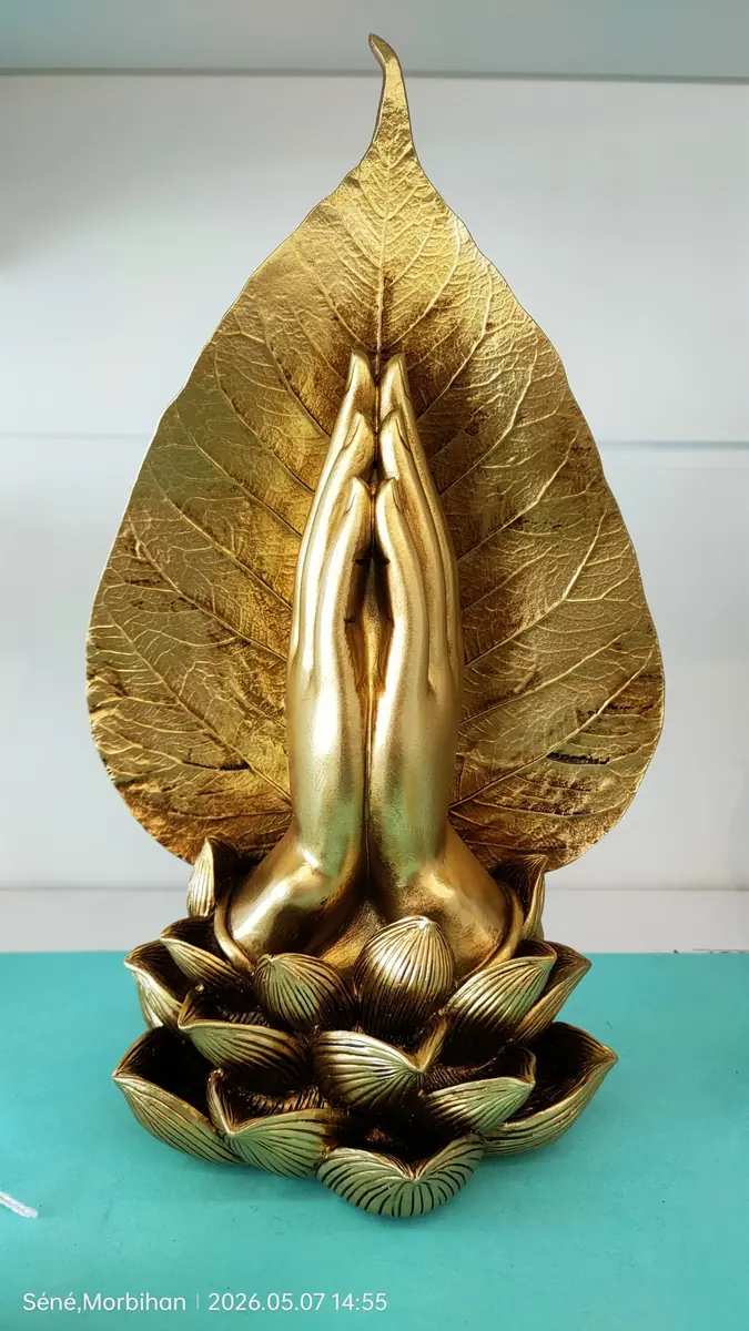 Statuette dorée de mains jointes en prière