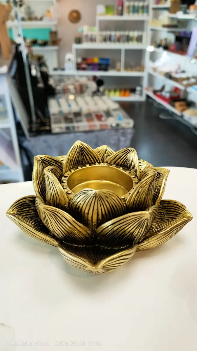 Bougeoir en forme de fleur de lotus dorée