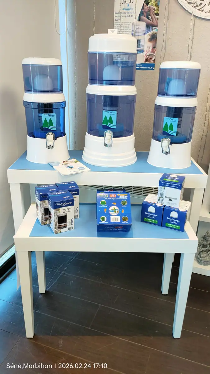 Trois fontaines filtrantes Eva Water exposées avec cartouches et accessoires
