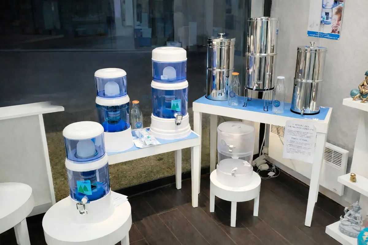 Présentation en vitrine de fontaines filtrantes et de filtres à eau en inox