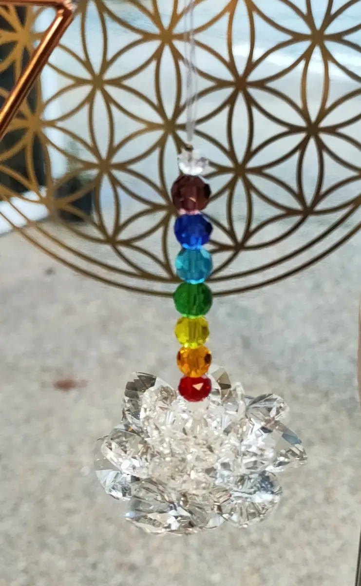 Attrape-soleil en cristal orné de perles multicolores des sept chakras