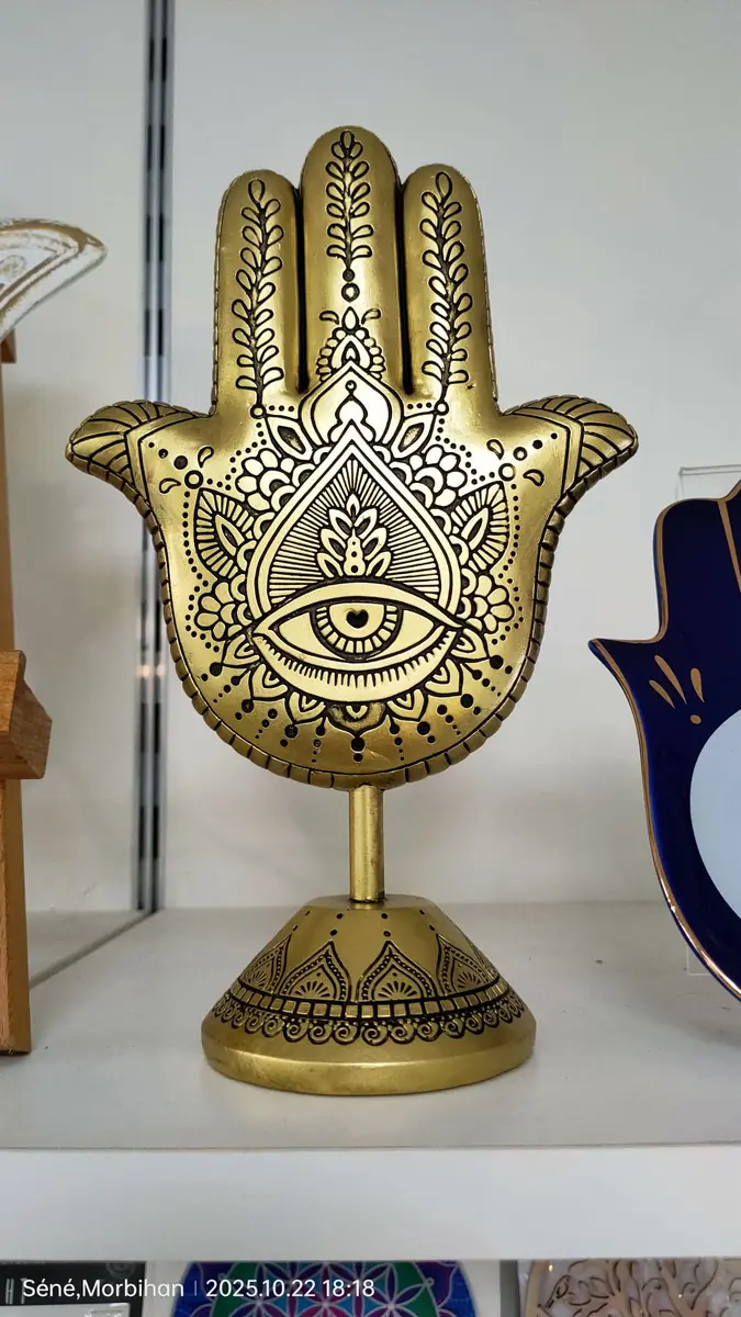 Statuette main de Hamsa dorée ornée d'un œil protecteur