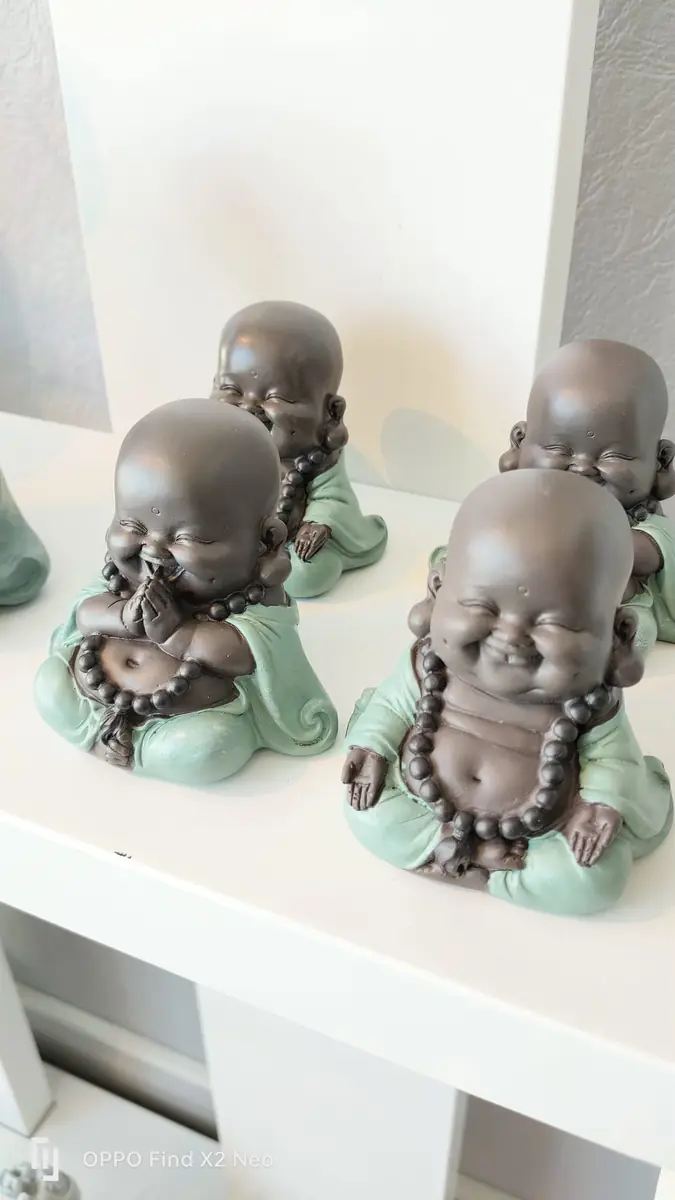 Figurines de petits moines bouddhistes riants