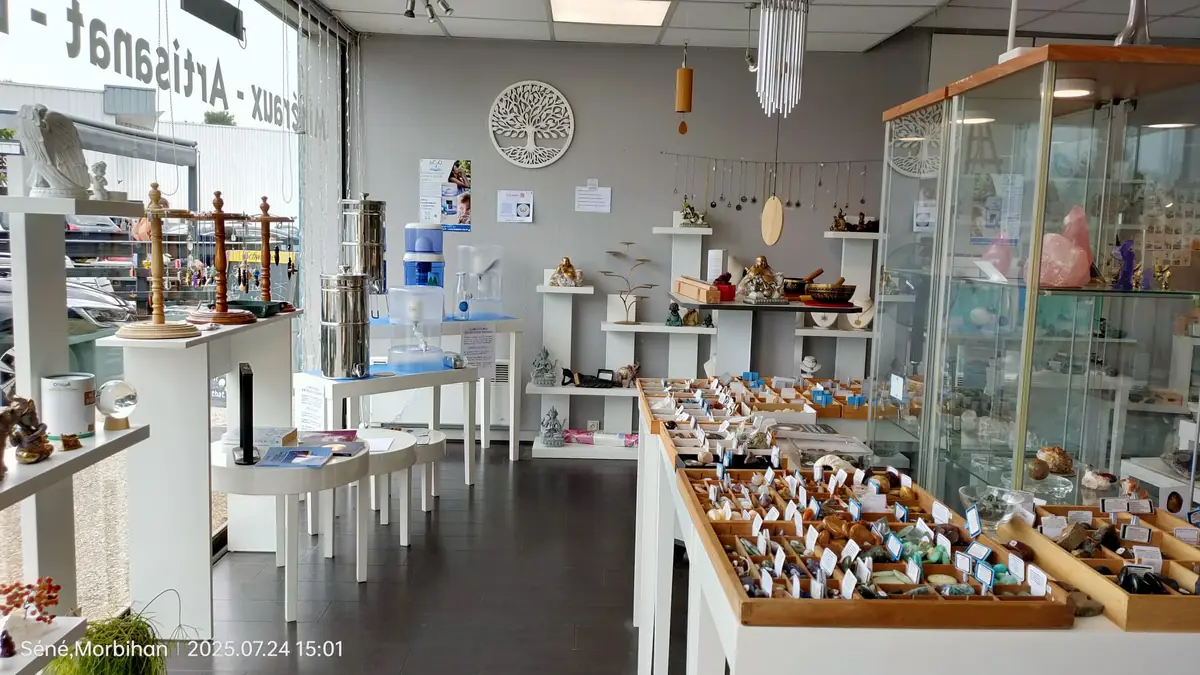 Intérieur de la boutique Azurite et Compagnie avec pierres, bijoux et objets ésotériques