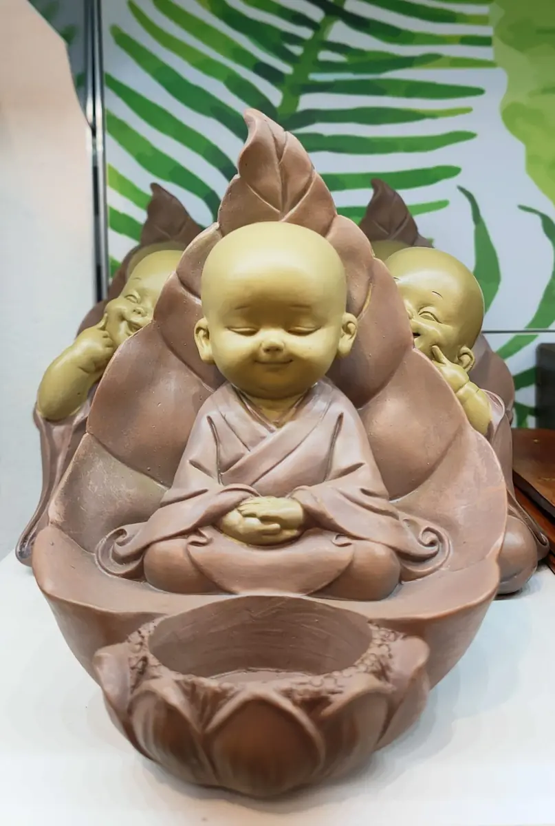 Statuette de jeune moine en méditation dans une fleur de lotus