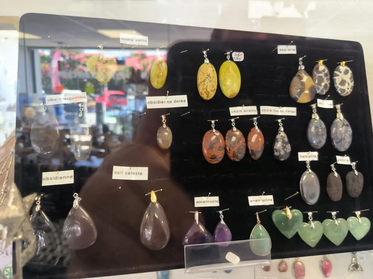 Pendentifs en vitrine