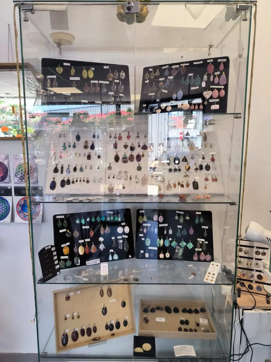 Meuble vitrine de bijoux en pierres naturelles