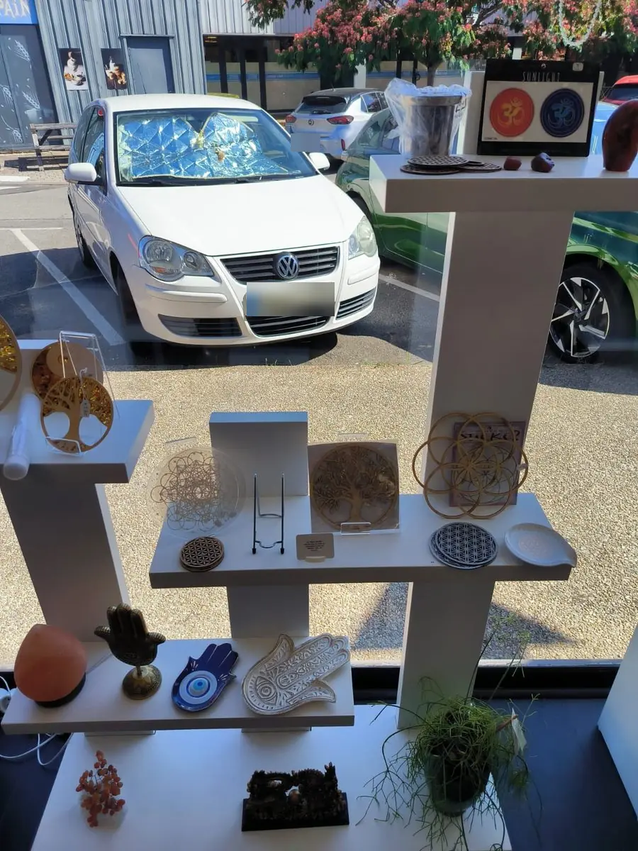 La vitrine côté rue